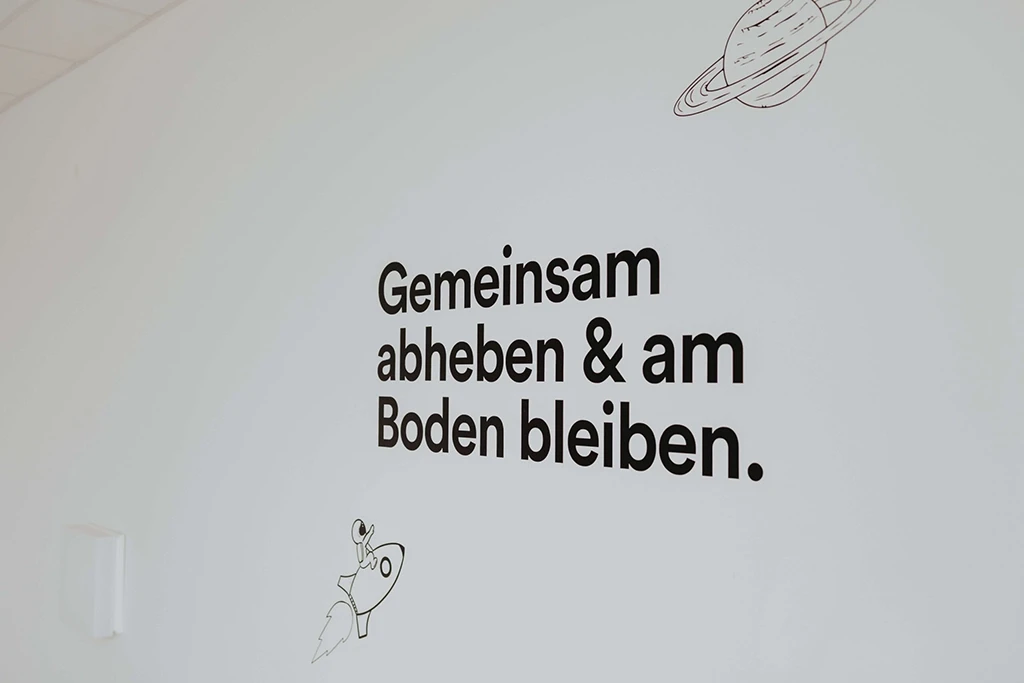 gemeinsam-abheben-wand